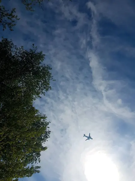 Bulutlu Bir Gökyüzüne Karşı Alçak Açılı Bir Uçağın Görüntüsü — Stok fotoğraf