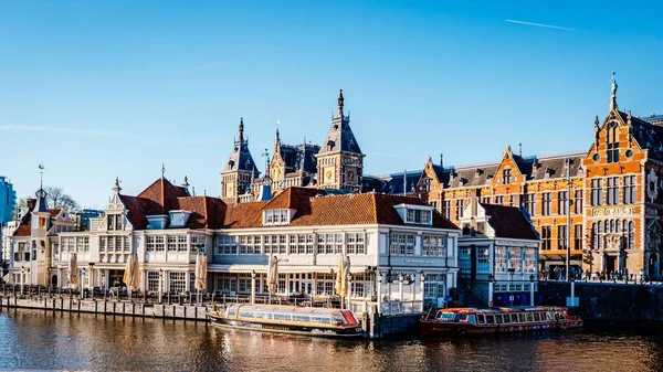 Όμορφα Κτίρια Στο Άμστερνταμ Δίπλα Ένα Κανάλι Ενάντια Στο Γαλάζιο — Φωτογραφία Αρχείου