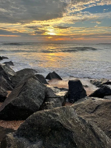 Friedliche Szenerie Von Hellem Sonnenaufgang Über Ruhigem Blauem Meer — Stockfoto