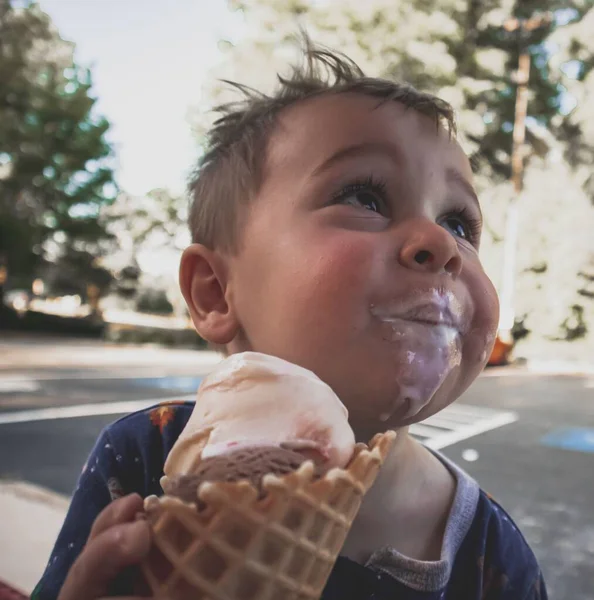 Крупный План Мальчика Поедающего Растаявшее Мороженое Улице Мороженым Лице — стоковое фото