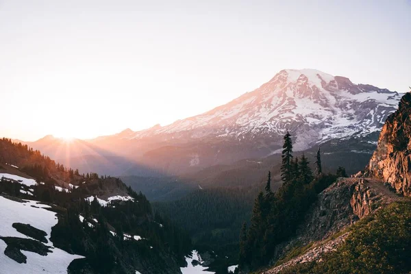 日の出のレイナー山の美しい風景 — ストック写真