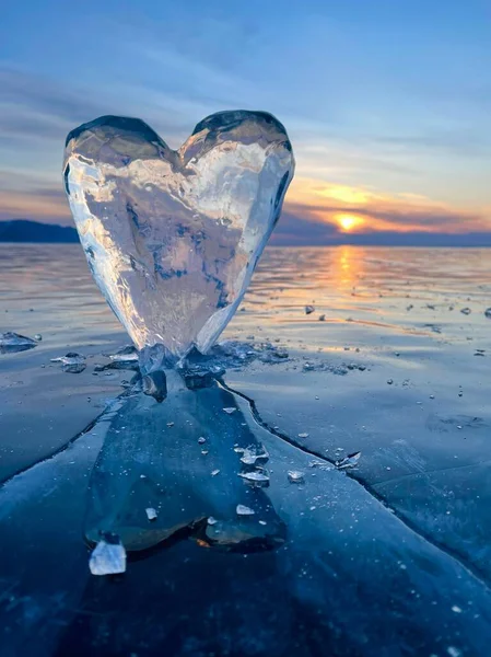 Closeup Heart Shaped Ice Piece Pierced Frozen Surface Lake Aesthetic — Stock Photo, Image