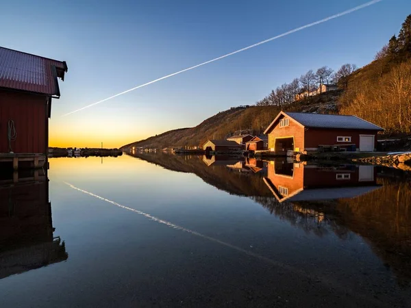 Csónakházak Tükröződtek Víz Ellen Egy Festői Napfelkelte Norvégiában — Stock Fotó