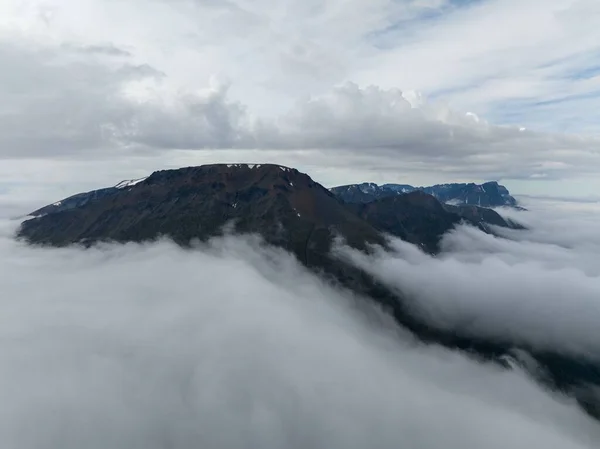 Luftaufnahme Von Bergen Mit Wolken — Stockfoto