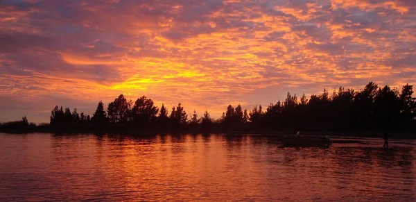 Αυγή Λάμπει Ψαρεύοντας Στο Δέλτα Του Ποταμού Tongariro — Φωτογραφία Αρχείου