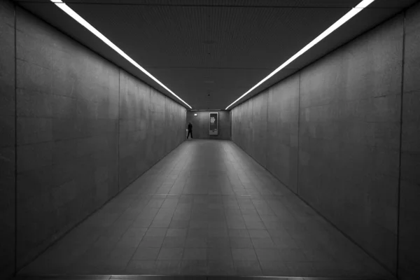 Een Man Het Einde Van Een Tunnel Metro Van Kopenhagen — Stockfoto
