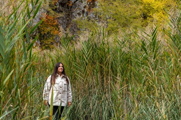 Young Female Walking Wooden Path Surrounded Reeds Plitvice Lakes National — Stock Photo, Image