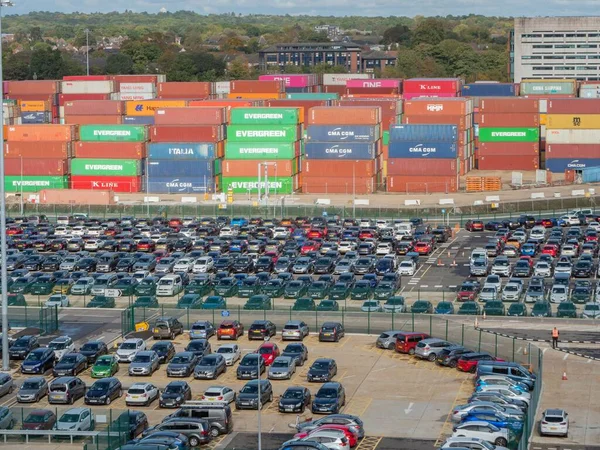 Containers Auto Bij Southampton Cruise Terminal Dock — Stockfoto