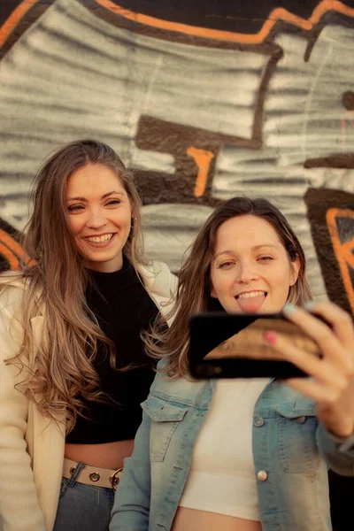 Tiro Vertical Duas Amigas Sorrindo Tirando Selfies Rua — Fotografia de Stock