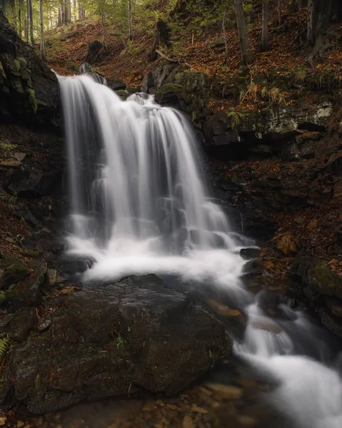 Vertikální Uzavření Vodopádu Díky Němuž Řeka Protéká Podzimním Lesem Efekt — Stock fotografie