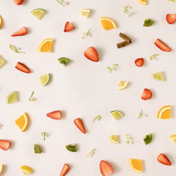 Uma Vista Superior Padrão Colorido Feito Frutas Cítricas Folhas Morangos — Fotografia de Stock