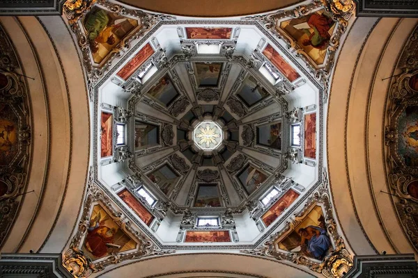 Eine Flache Aufnahme Einer Wunderschön Gestalteten Decke Einer Kathedrale — Stockfoto
