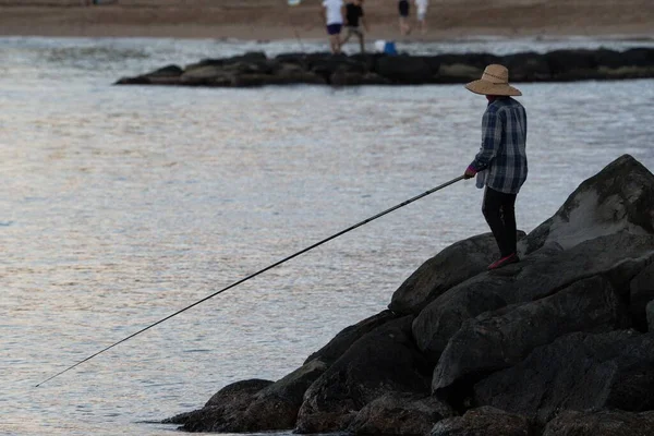 Una Mujer Parada Roca Costera Pescando Con Una Caña Pescar —  Fotos de Stock