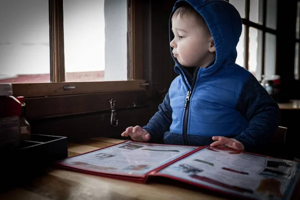 Liten Pojke Restaurang Tittar Genom Fönstret — Stockfoto