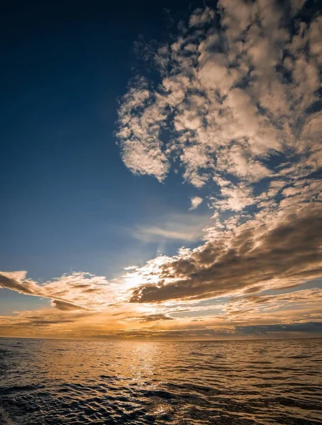 Облако Над Спокойным Океаном Закате — стоковое фото
