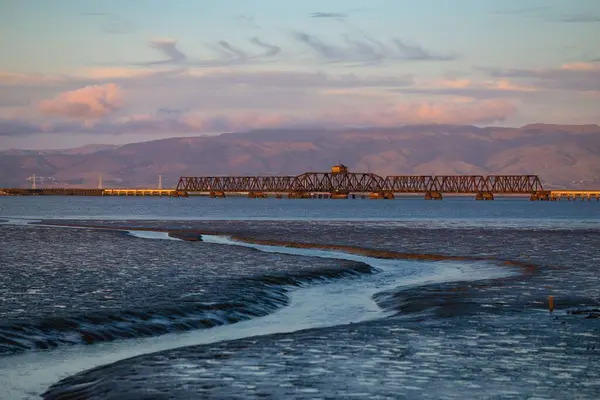 Köprüden Geçen Daha Büyük Bir Kütlesine Giden Bir Nehrin Manzaralı — Stok fotoğraf
