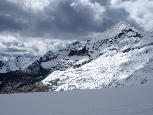 Malebný Pohled Zasněžené Vrcholky Pohoří Cordillera Blanca Pod Zataženou Oblohou — Stock fotografie