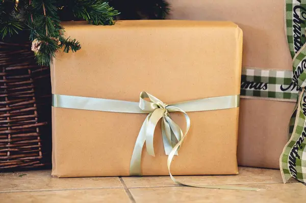 床に弓を持つ多くのギフトボックス クリスマスプレゼント — ストック写真
