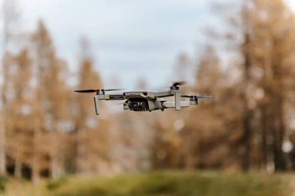 Foco Seletivo Close Pequeno Drone Com Uma Vista Floresta Outono — Fotografia de Stock
