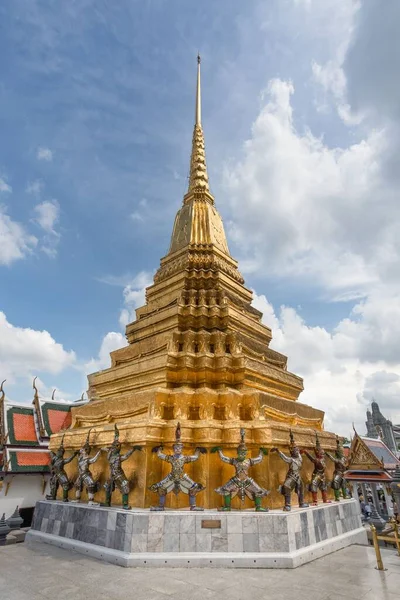 Démon Strážce Sochy Drží Zlatou Pagodu Chrámu Smaragdového Buddhy Bangkoku — Stock fotografie