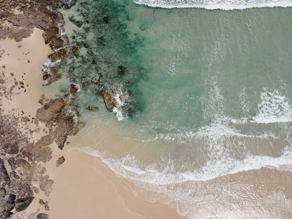 オーストラリアのニューサウスウェールズ州のダークポイントビーチで岩のプールのドローンショット — ストック写真