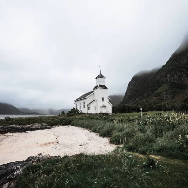 Igreja Gimsoy Branca Nordland Dia Nublado — Fotografia de Stock