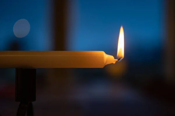 Eine Nahaufnahme Einer Kerze Auf Verschwommenem Hintergrund — Stockfoto