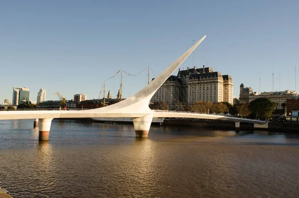 妇女桥 阿根廷布宜诺斯艾利斯马德罗港商业区的旋转行人桥 — 图库照片