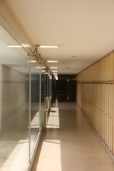 在一所现代学校里有储物柜的一个长廊的垂直截图 — 图库照片