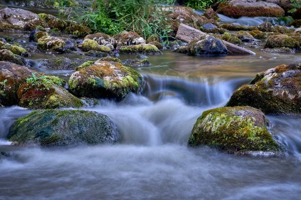 Malownicze Ujęcie Strumienia Skalistej Rzeki Jedwabistym Efektem Wody — Zdjęcie stockowe