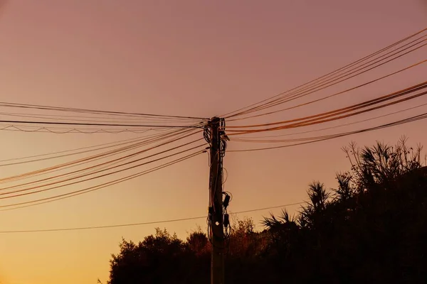 夕方の気分で撮影された上の国の電力線 — ストック写真