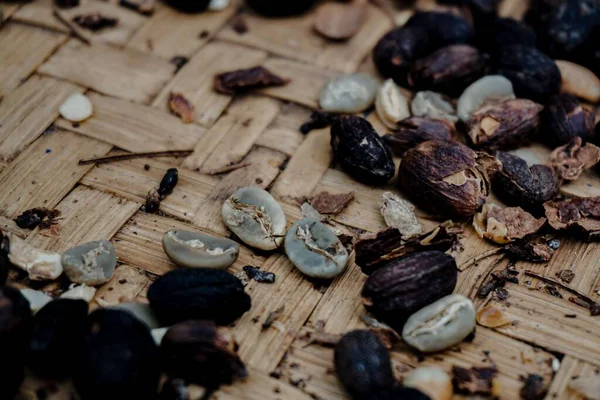 Detailní Záběr Pražených Kávových Zrn Proutěném Povrchu Rozmazaným Pozadím — Stock fotografie