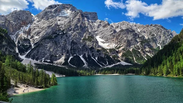 Uma Vista Hipnotizante Lago Braies Com Dolomitas Itália — Fotografia de Stock