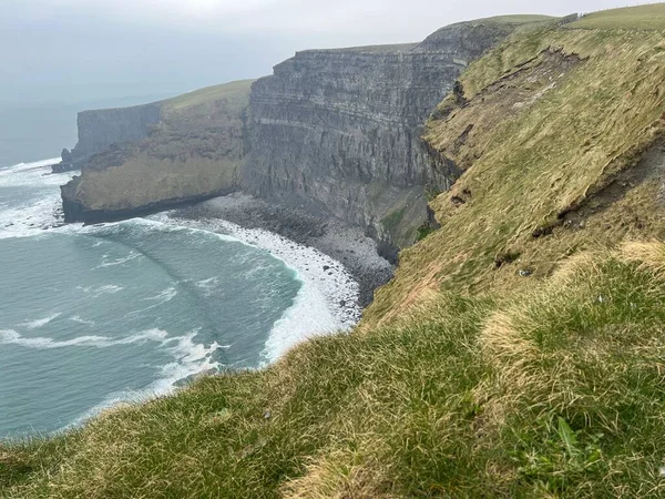 Die Felswand Und Der Ozean Den Cliffs Moher Der Grafschaft — Stockfoto