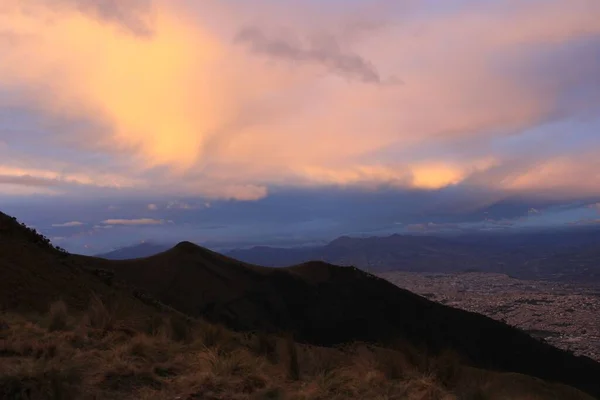 夕暮れ時の雲に覆われたアンデス山脈の風景 — ストック写真
