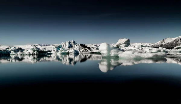 Отражения Ледниковой Лагуне Исландии — стоковое фото