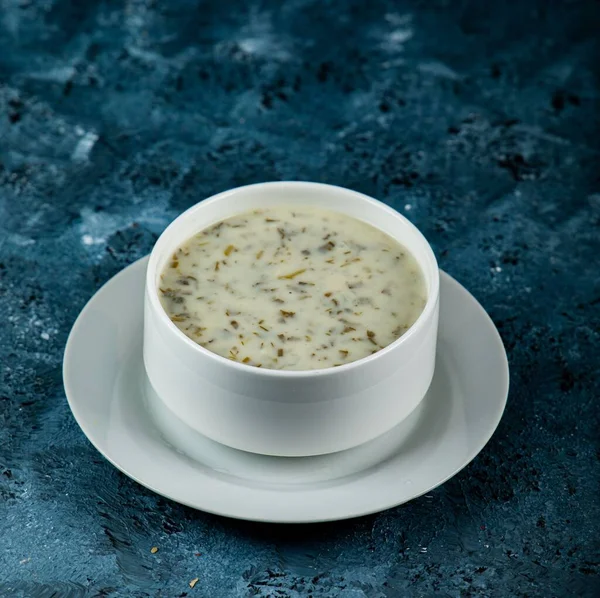伝統的なアルメニアの温泉ヨーグルトスープのグルメ料理のクローズアップショット — ストック写真