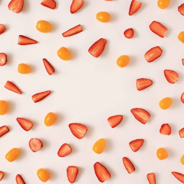 Top View Colorful Bright Pattern Made Kumquat Fruit Strawberries — Stock Photo, Image