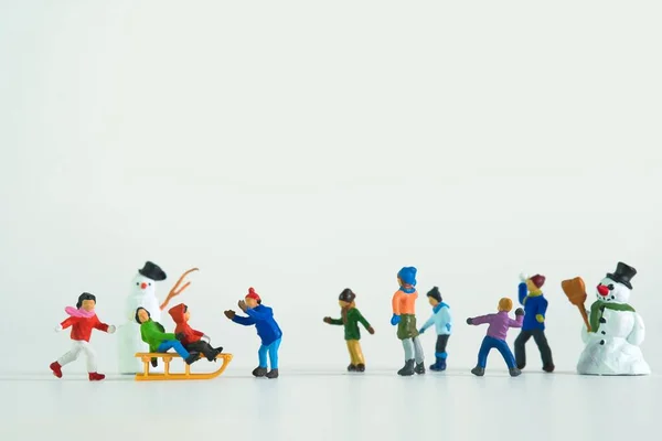 Zbliżenie Ujęcia Miniaturowej Sceny Figurki Motywem Świątecznym Odizolowane Białym Tle — Zdjęcie stockowe