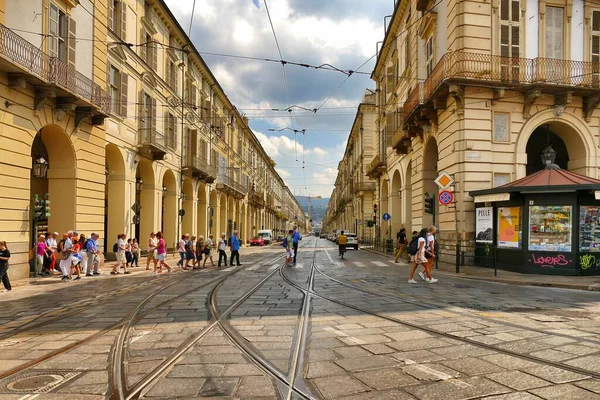 İtalya, Torino 'nun tarihi sokaklarında yürüyen bir kalabalık.