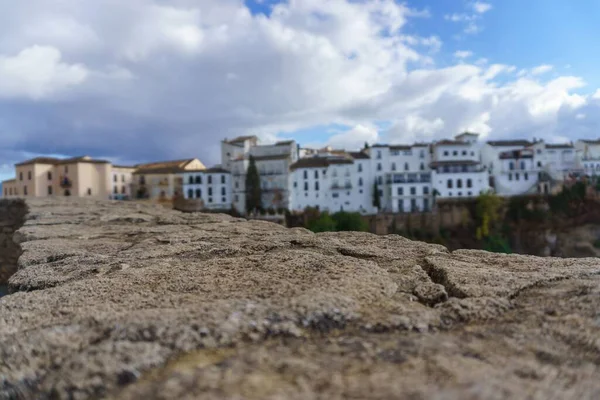 Widok Budynki Skraju Urwiska Tajo Ronda Malaga Hiszpania Zachmurzonym Niebem — Zdjęcie stockowe