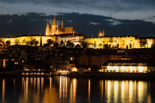 Ett Vackert Landskap Upplysta Prags Slott Natten Reflekteras Floden Vltava — Stockfoto