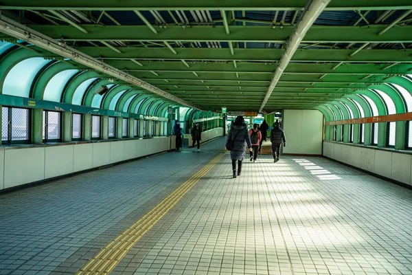 江边火车站星期一繁忙时间的内部情况 — 图库照片