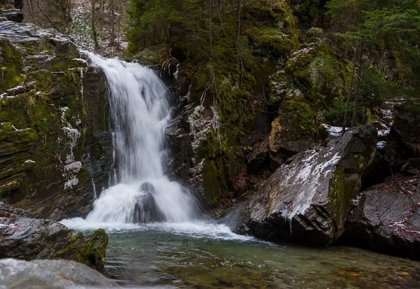 Uma Bela Vista Pequena Cachoeira Que Desce Das Rochas Musgosas — Fotografia de Stock