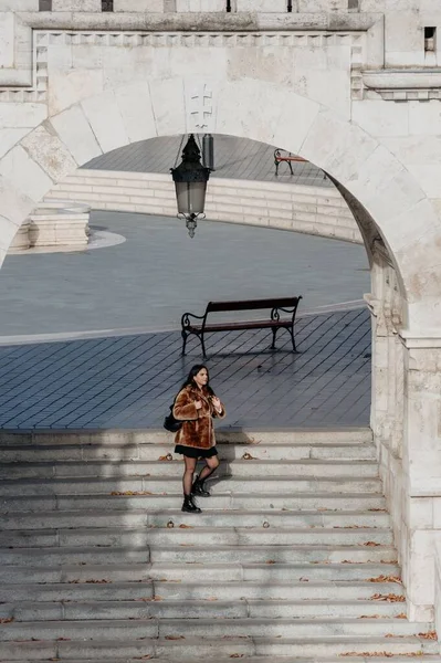 Disparo Vertical Una Joven Subiendo Las Escaleras Budapest Hungría — Foto de Stock