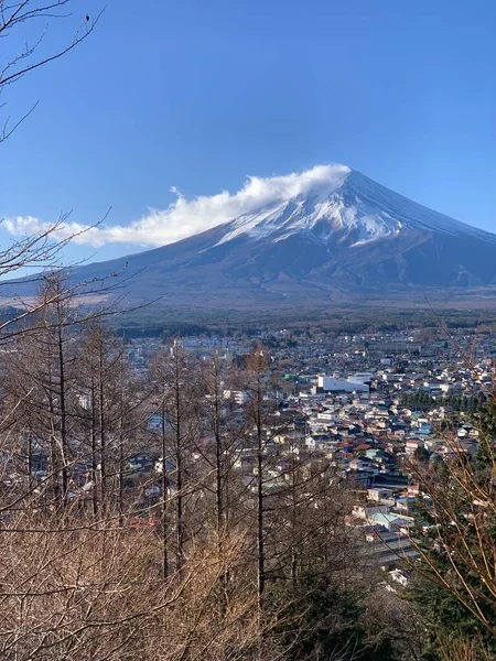 Berg Fuji Hintergrund Mit Blick Auf Eine Kleine Stadt — Stockfoto