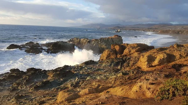 Klippig Kalifornien Strand Med Vågor — Stockfoto