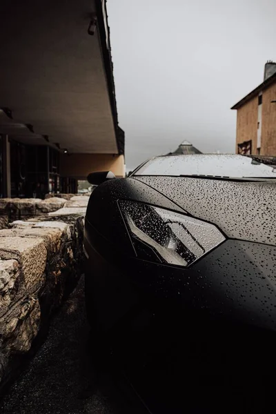 Een Verticaal Schot Van Een Verbazingwekkende Krachtige Zwarte Lamborghini Auto — Stockfoto