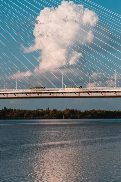 Vue Partielle Verticale Pont Dessus Eau Par Une Journée Ensoleillée — Photo