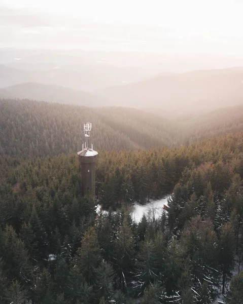 冬のチェコ共和国ベスキディ山の緑の松林の水の塔の空中写真 — ストック写真